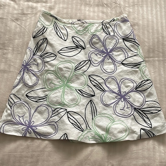 Ann Taylor LOFT White Skirt with embroidered floral design - Picture 1 of 5